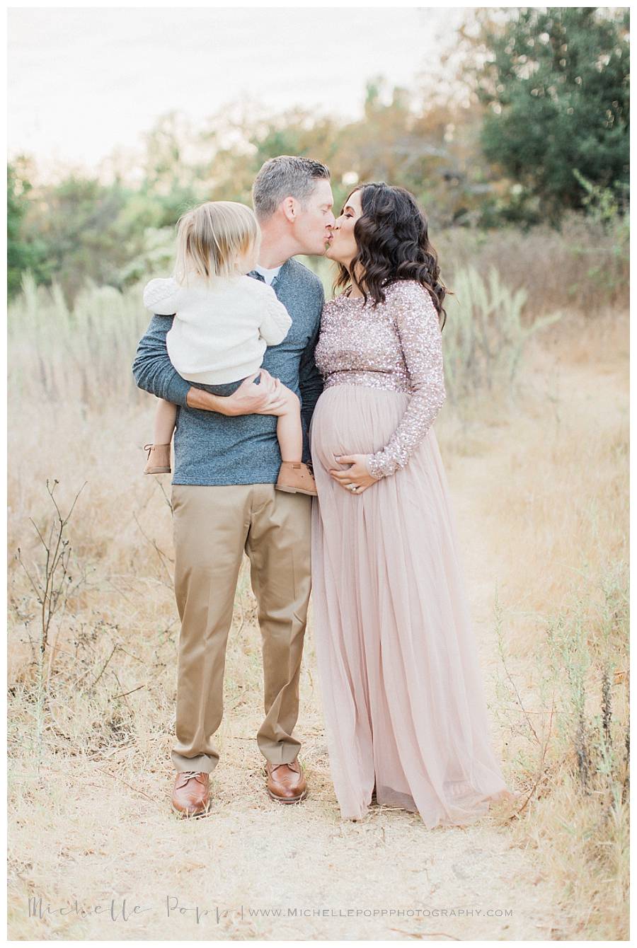 maternity session in a field