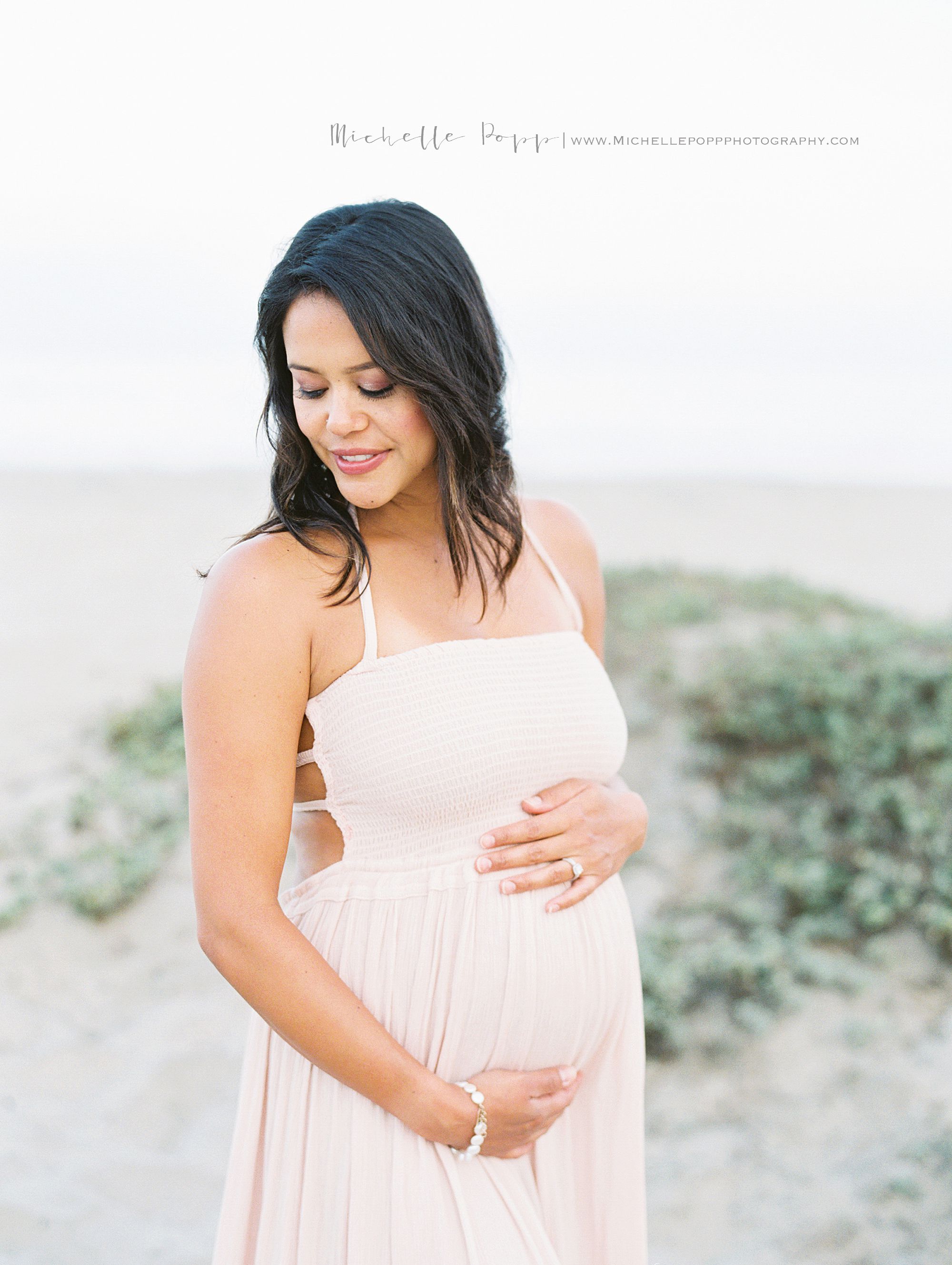 Top Couple Maternity Photoshoot Poses That Are Hard to Overlook